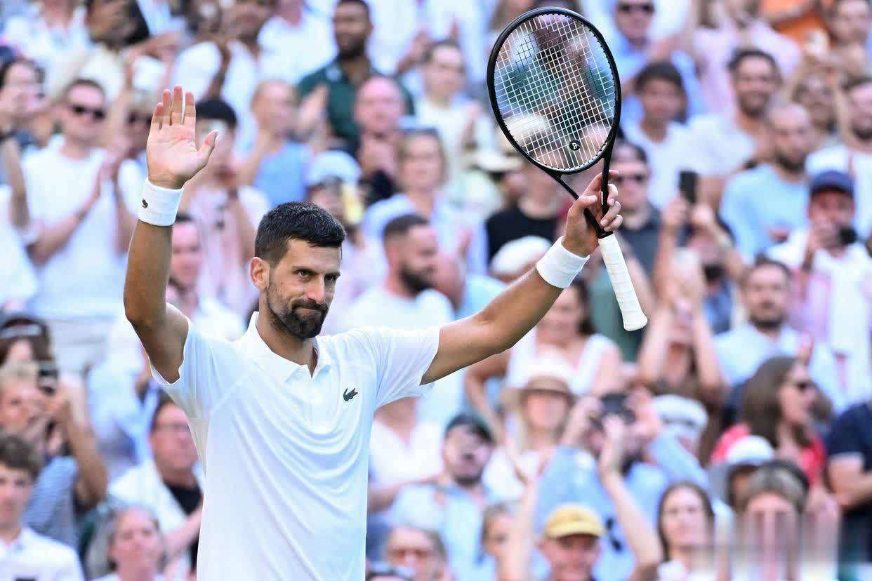 爱游戏官方-德约科维奇在热火比赛中重返赛场，锐不可当引发热议！观众掌声雷动(德约科维奇集锦)